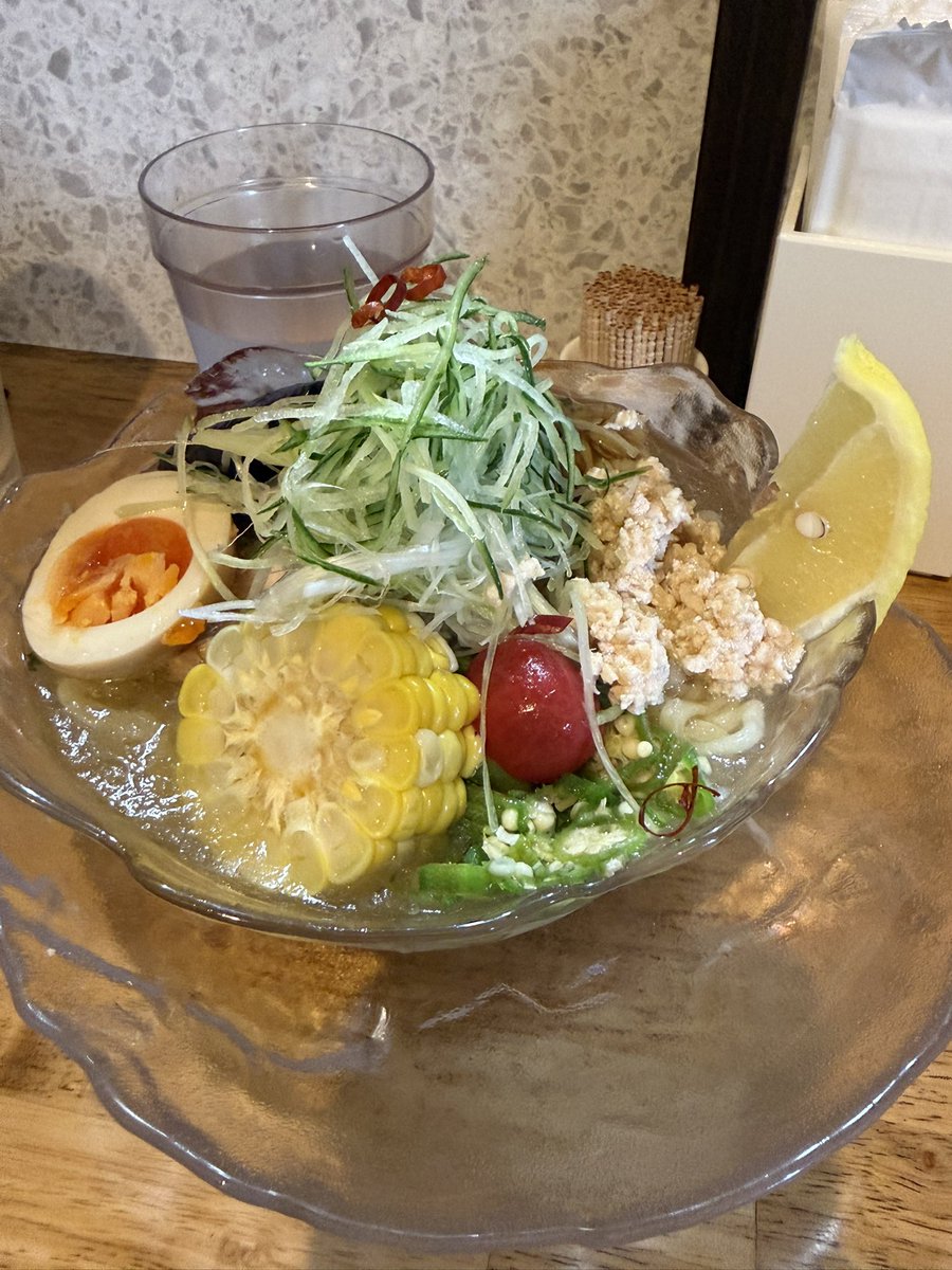 Amym_tc's tweet photo. らーめん天神下 大喜@入谷

【7月・８月限定】冷やし鶏そば

激ウマ🍆の煮浸しを始めたっぷりの彩りの夏野菜🍅🥒🌽キン冷えの至福の鶏スープ〜鶏チャーにツルもち麺も最高〜😍
鶏冷やしなら何処って？って真っ先に浮かぶ大好きな一杯😍
今年いただけたことに感謝〜ありがとうごちそうさまでした🙇🏼‍♂️ https://t.co/kErDJ9pP04