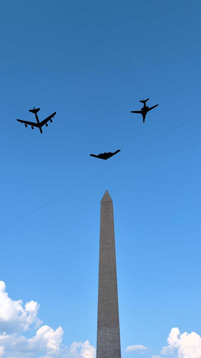 topher_ru's tweet photo. Strategic fleet flyovers over the Washington Monument 

#America250 https://t.co/fTQPfcMfsd