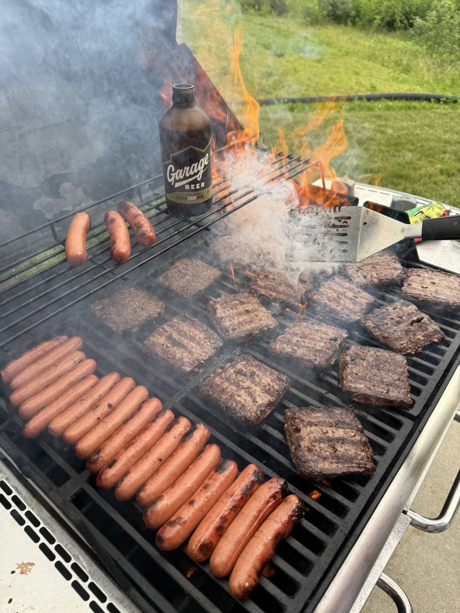 MidwestMadDog's tweet photo. It’s not a 4th of July without a Garage Beer ❤️💙🇺🇸 https://t.co/uiXe1qSB1y