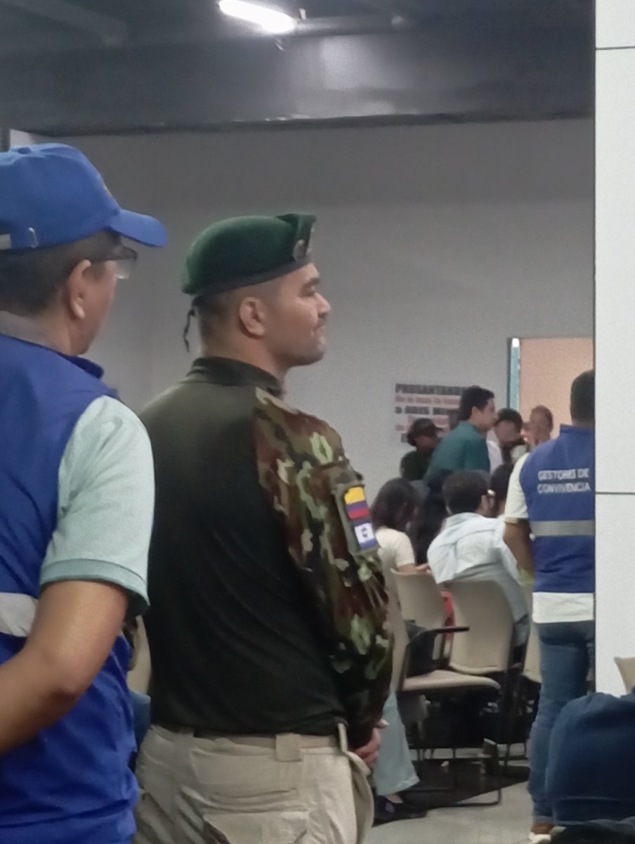 gtedkfxc's tweet photo. DIFUNDIMOS ALERTA TEMPRANA desde Bucaramanga, con reservistas de las fuerzas armadas actuando como bandas fascistas intimidando y perfilando, en defensa de los intereses de la multinacional Aris Mining, algunos con banderas de “Israel” en medio de un espacio de concertación sobre https://t.co/oKAMhFInli