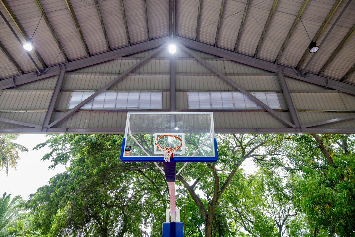 PresidenciaRD's tweet photo. Donde antes hacían falta espacios adecuados, hoy hay más oportunidades para crecer. 🇩🇴

Ahora, el nuevo techado municipal del Centro Educativo Luis José Antoine es un lugar para practicar deporte, compartir, lograr metas y seguir construyendo un mejor futuro para todos. https://t.co/zYbYUT9dPy