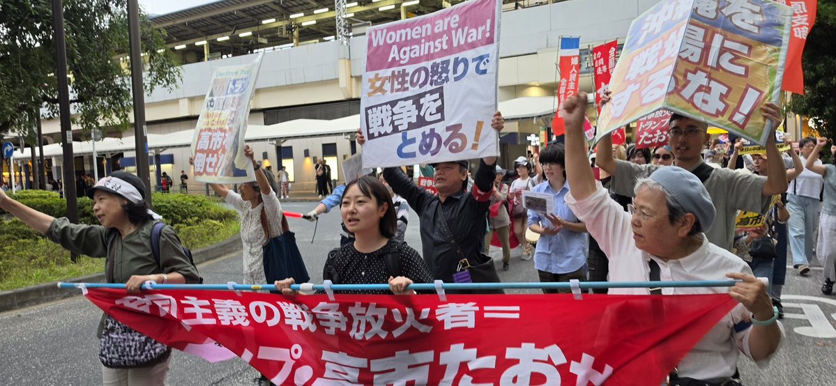 HoraguchiTomoko's tweet photo. 高円寺での反戦女性集会＆デモ🪧320名で打ち抜ききました！初めて参加してくれた女性・青年・学生がたくさんいました👏
爆音の街宣車でデモコースを塞ぐなど右翼の許しがたい妨害も怒りに転化して、沿道から続々とデモに飛び入り・合流がありました！
次は、#0725関西女性反戦デモ に立ち上がろう📢🔥 https://t.co/yKGaMdHxsW
