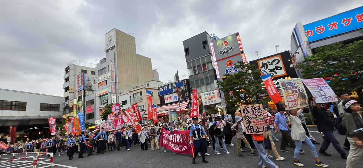 HoraguchiTomoko's tweet photo. 高円寺での反戦女性集会＆デモ🪧320名で打ち抜ききました！初めて参加してくれた女性・青年・学生がたくさんいました👏
爆音の街宣車でデモコースを塞ぐなど右翼の許しがたい妨害も怒りに転化して、沿道から続々とデモに飛び入り・合流がありました！
次は、#0725関西女性反戦デモ に立ち上がろう📢🔥 https://t.co/yKGaMdHxsW