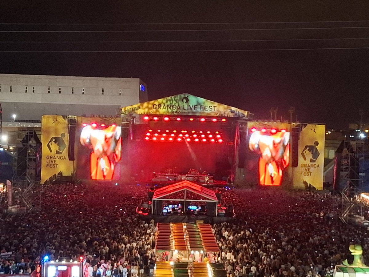 ByAlexPerez's tweet photo. En el #GrancaLiveFest escuchando a @_danielmartin_  @AlejandroSanz @Aitanax ... Un cartel espectacular, pero por desgracia con un escenario pequeño, mal iluminado, con obstáculos visuales, con luces deslumbrando al público... Qué pena https://t.co/q0t5Z1DEne
