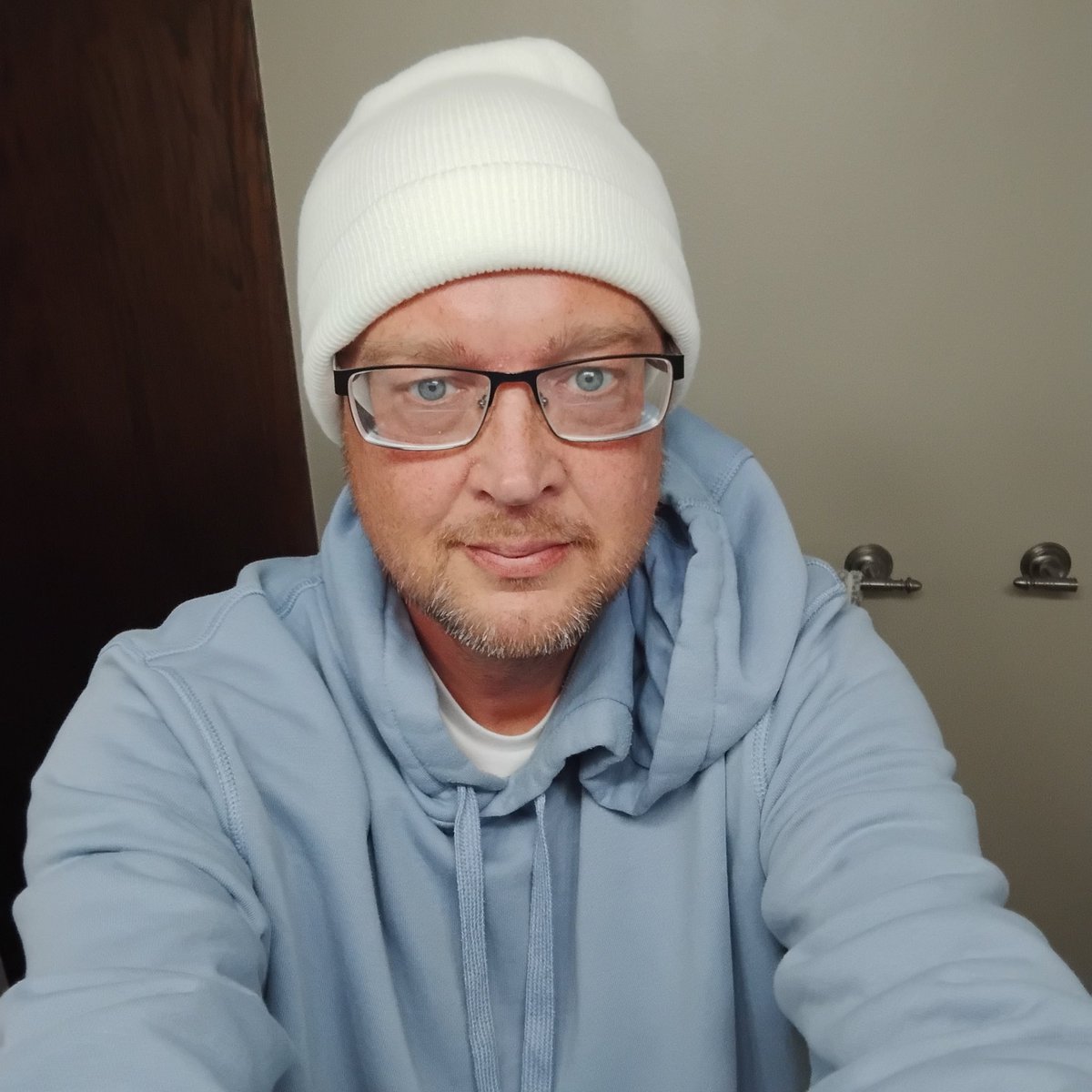 curtis1976cm's tweet photo. @Ritsrroma im 50,,, maybe i should try makeup?? https://t.co/pJrcmpztGH