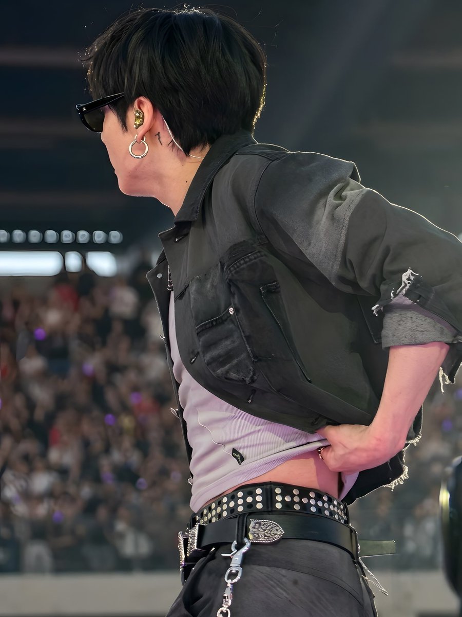 JEONKH_'s tweet photo. I'll kiss your waist and ease your mind https://t.co/rV8QJ11jXc