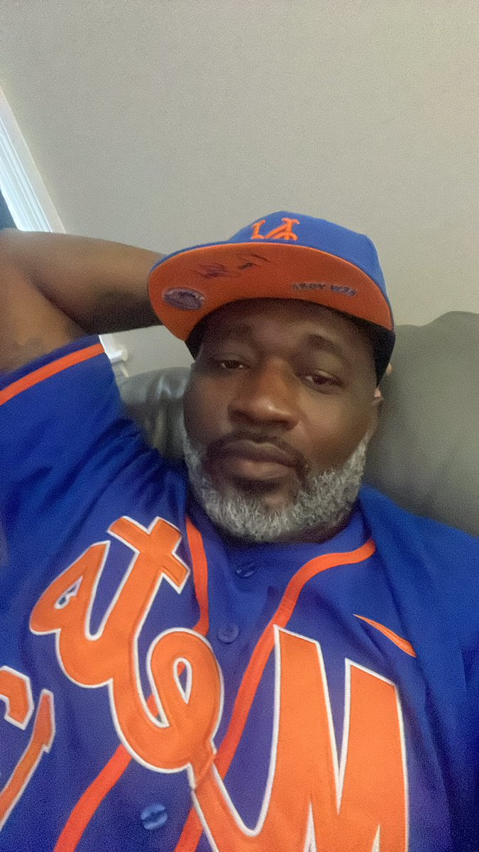 dsjb4life's tweet photo. Chilling in the met https://t.co/etj0KHkKIU