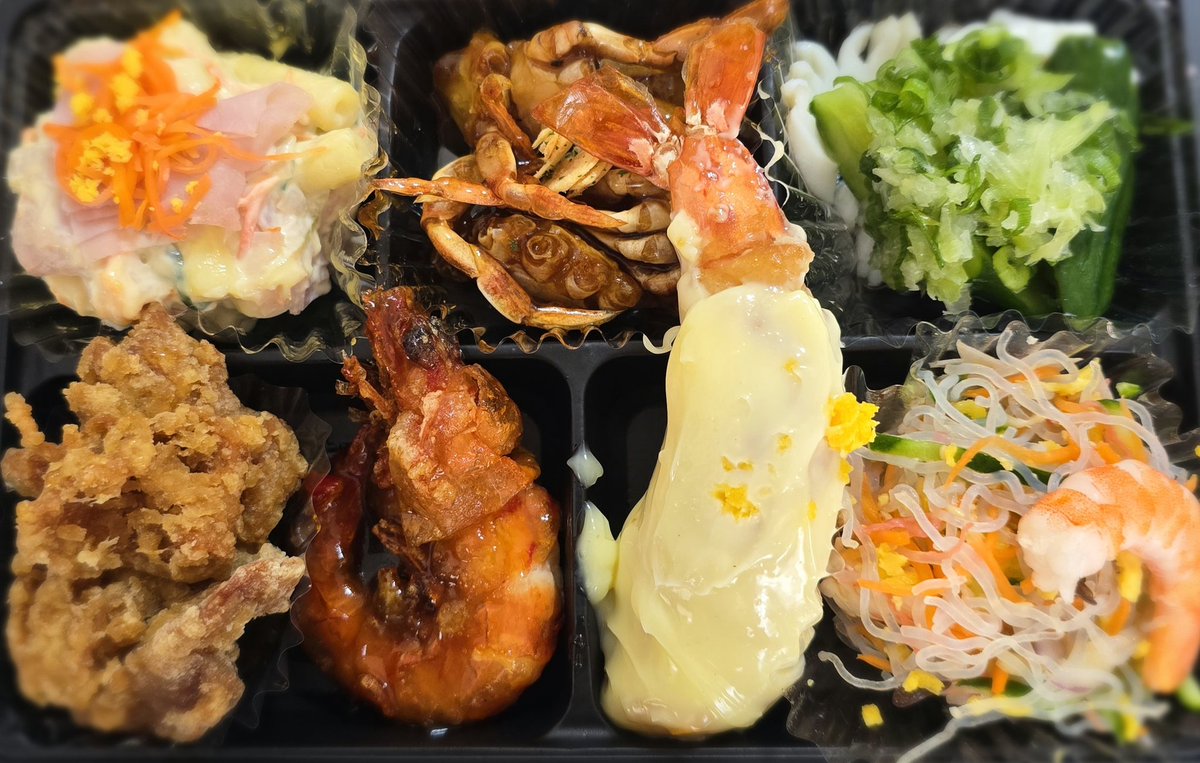 PenguinInNY's tweet photo. 先日、新宿伊勢丹のデパ地下に寄ってきました。広さ、種類の豊富さ、そしてキラキラ感✨にただただ圧倒されました😭

海外在住の皆様、どうぞ私の戦利品をご覧ください……いや～美味しかったです😊
（これが一番海外在住にきくマウントです。インサイダー情報でした😈） https://t.co/a9unCCO9XA