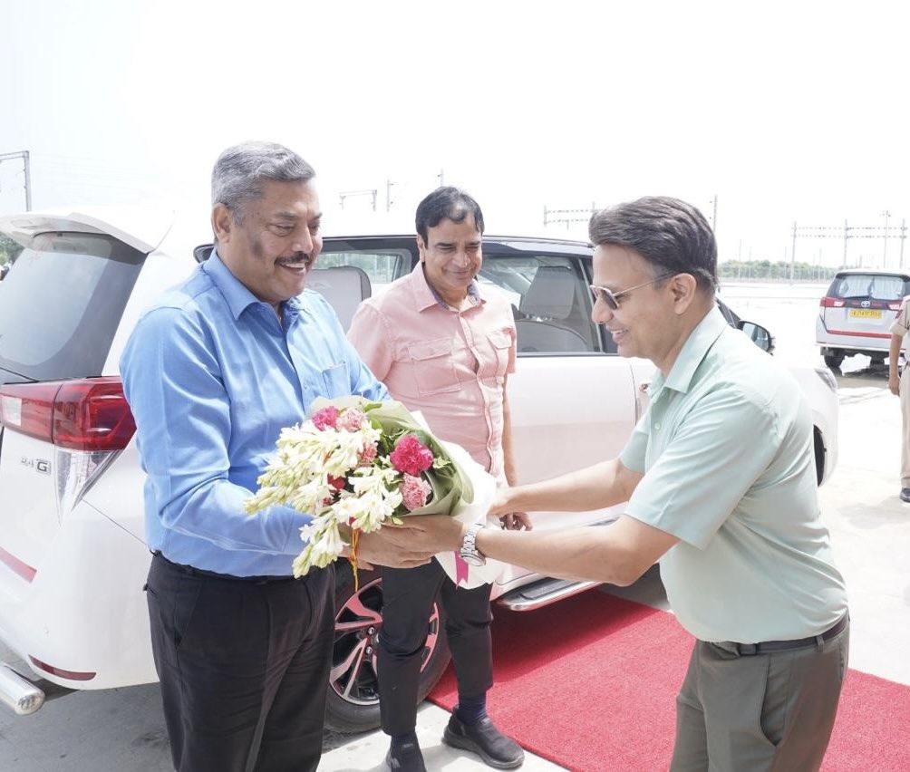 cbic_india's tweet photo. Member CBIC Shri Surjit Bhujabal, visited Thar Dry Port ICD at Hirnoda, Rajasthan, located on the Delhi Mumbai Railway Freight Corridor, alongwith Commissioner Customs (Preventive) Jaipur.
Managing Director of  HPCSL , the group Company operating the Thar  Dry Port  , Shri Ruchir Parekh briefed the worthy Member CBIC on various issues and initiatives taken for handling import export consignments.@nsitharamanoffc @FinMinIndia