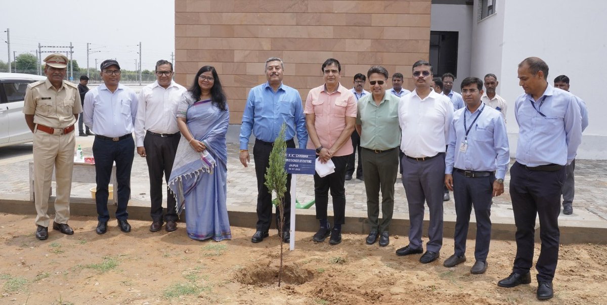 cbic_india's tweet photo. Member CBIC Shri Surjit Bhujabal, visited Thar Dry Port ICD at Hirnoda, Rajasthan, located on the Delhi Mumbai Railway Freight Corridor, alongwith Commissioner Customs (Preventive) Jaipur.
Managing Director of  HPCSL , the group Company operating the Thar  Dry Port  , Shri Ruchir Parekh briefed the worthy Member CBIC on various issues and initiatives taken for handling import export consignments.@nsitharamanoffc @FinMinIndia