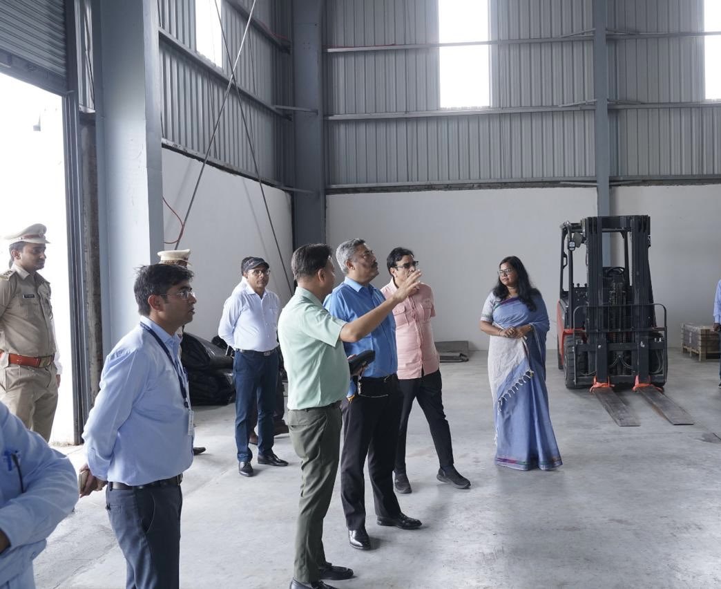 cbic_india's tweet photo. Member CBIC Shri Surjit Bhujabal, visited Thar Dry Port ICD at Hirnoda, Rajasthan, located on the Delhi Mumbai Railway Freight Corridor, alongwith Commissioner Customs (Preventive) Jaipur.
Managing Director of  HPCSL , the group Company operating the Thar  Dry Port  , Shri Ruchir Parekh briefed the worthy Member CBIC on various issues and initiatives taken for handling import export consignments.@nsitharamanoffc @FinMinIndia