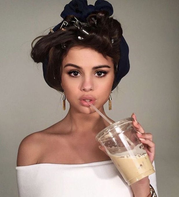 goodnesgomez's tweet photo. chicos cuando la otra boluda ni estaba en el mapa y a penas gateaba, selena ya hacía fotos icónicas q marcaban tendencia. hagan el favor de tener un poco de dignidad y respetar los rangos https://t.co/xYYEwkhs9l