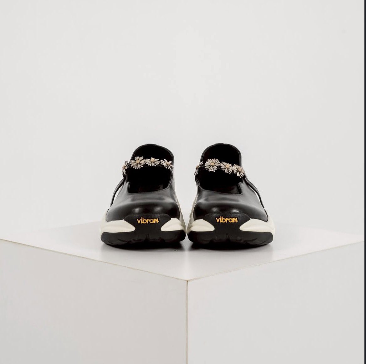 Zoa_Kwon_'s tweet photo. 🐲👟🖤🌼*･
Rifare Co. × G-DRAGON💫
“Mary Jane 01”

Rifare Co.がG-DRAGONのためだけに製作した「Mary Jane 01」。
ブランド初のオリジナルメリージェーンシューズ。

GD ONLY 🎁
Special handcrafted edition
Not for sale ✨

特別仕様の一点物🎁
販売予定なし✨

🗓 04.07.2026
#GDRAGON #ジヨン https://t.co/LE4omgfDxI