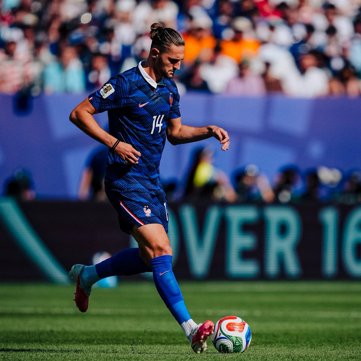 equipedefrance's tweet photo. 49'  Rabiot tente une frappe sèche à l'entrée de la surface mais ça passe au dessus !

🇵🇾0-0🇫🇷 l #PARFRA l #FIFAWorldCup https://t.co/6LZHJffoFR