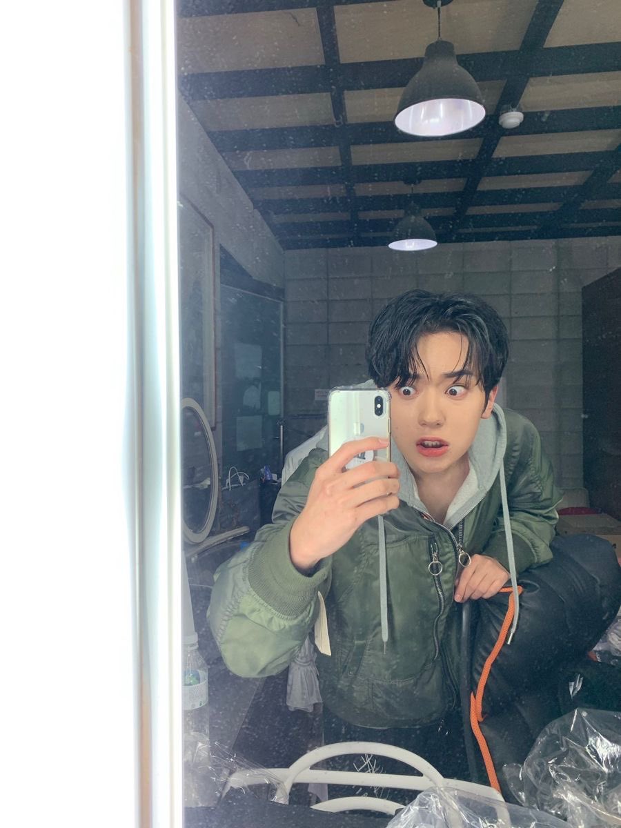 LexiLouWho_92's tweet photo. When I was looking for a pic and saw this one I knew what I had to do! (Excuse the messy hair I had only done my makeup) 

#ForXSelcaDay #FXSD #Omega_X #오메가엑스  #Yechan #예찬@OmegaX_members https://t.co/fRP4P07xr8