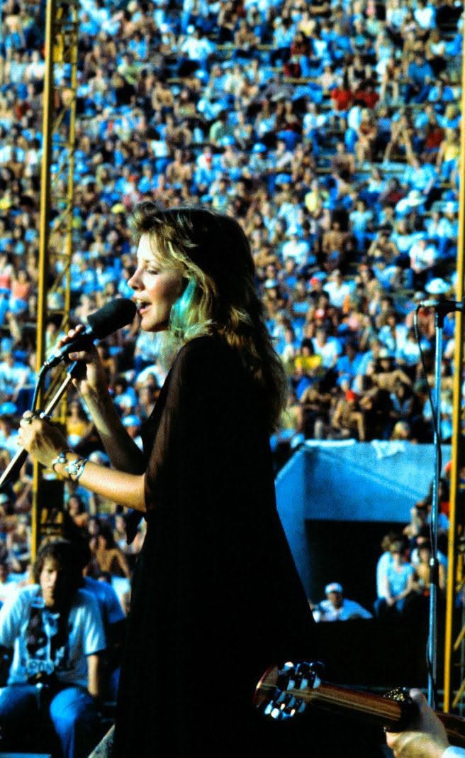 Nickslive's tweet photo. Fleetwood Mac performed at Tampa Stadium in Florida July 4, 1976, for a massive Bicentennial celebration called the "4th of July Jubilation". The outdoor concert was co-headlined by The Eagles, Loggins &amp; Messina and Dan Fogelberg, drawing approx. 37-40,000 fans https://t.co/pijIUQ7Hsv