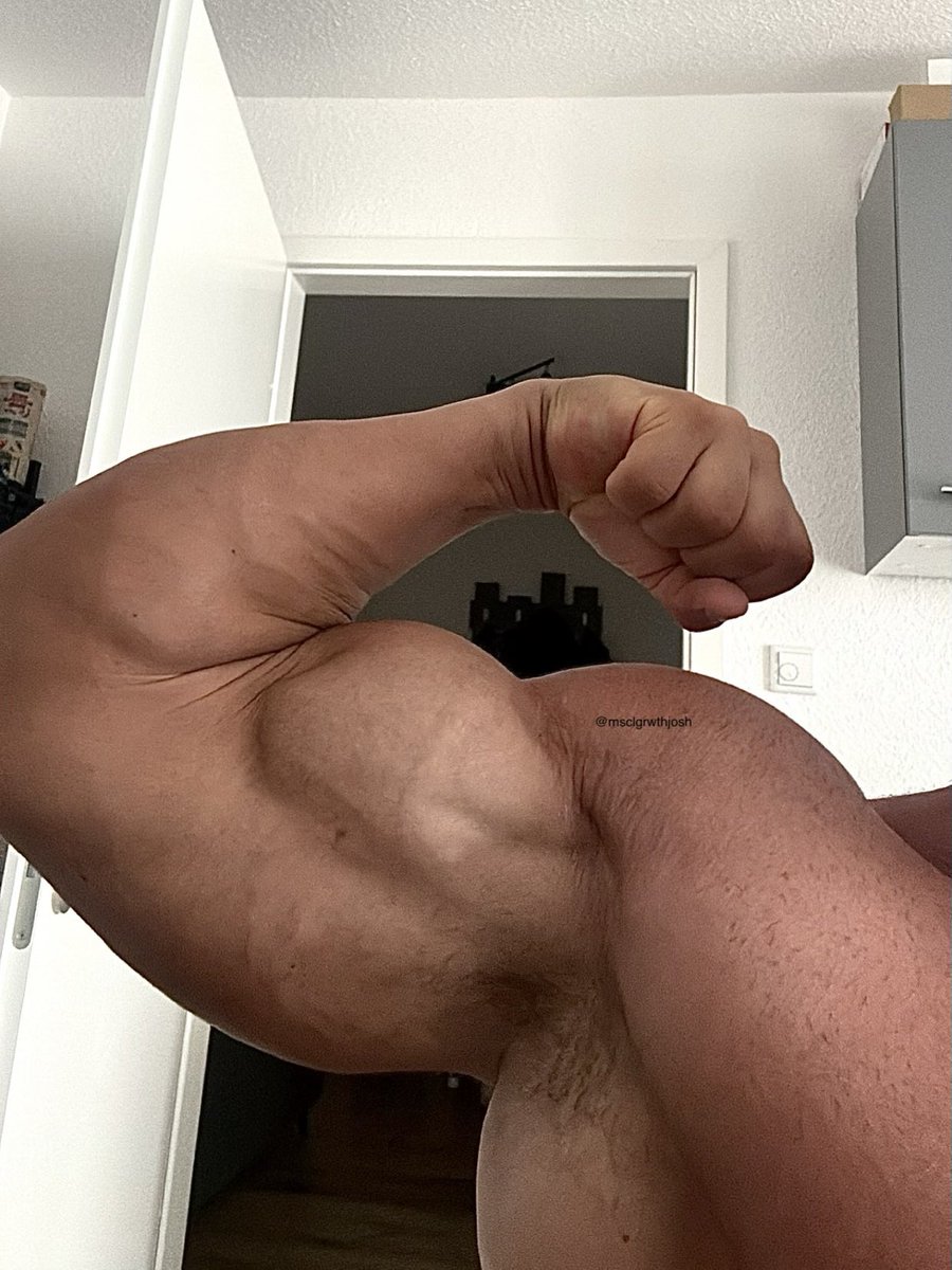 msclgrwthjosh's tweet photo. Never enough and always more 💪💉

#roids #roided #musclegrowth #growth #bicep #bodybuilding https://t.co/yC3GUogIKC
