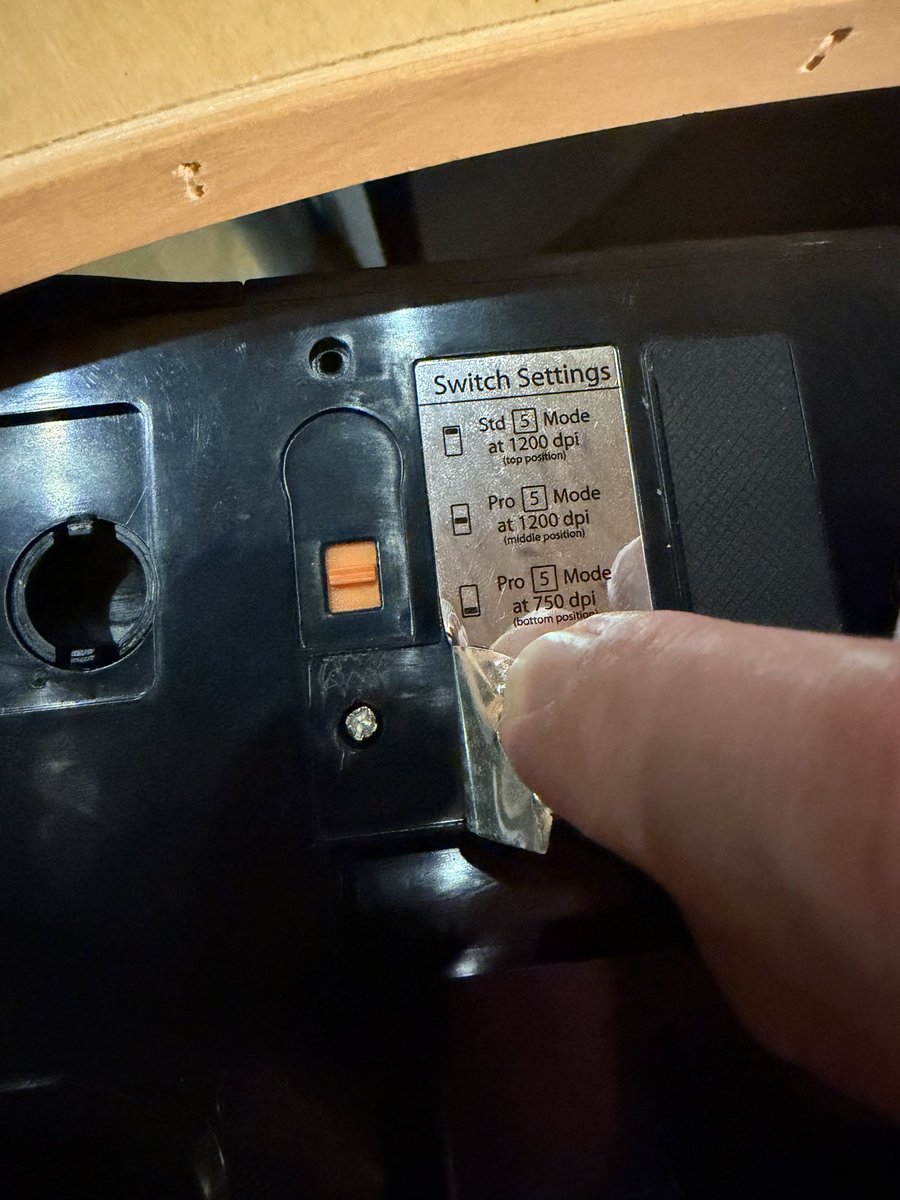 vertex808's tweet photo. Update : there was also a screw under the ”switch settings” label https://t.co/lqn2AKB4vf
