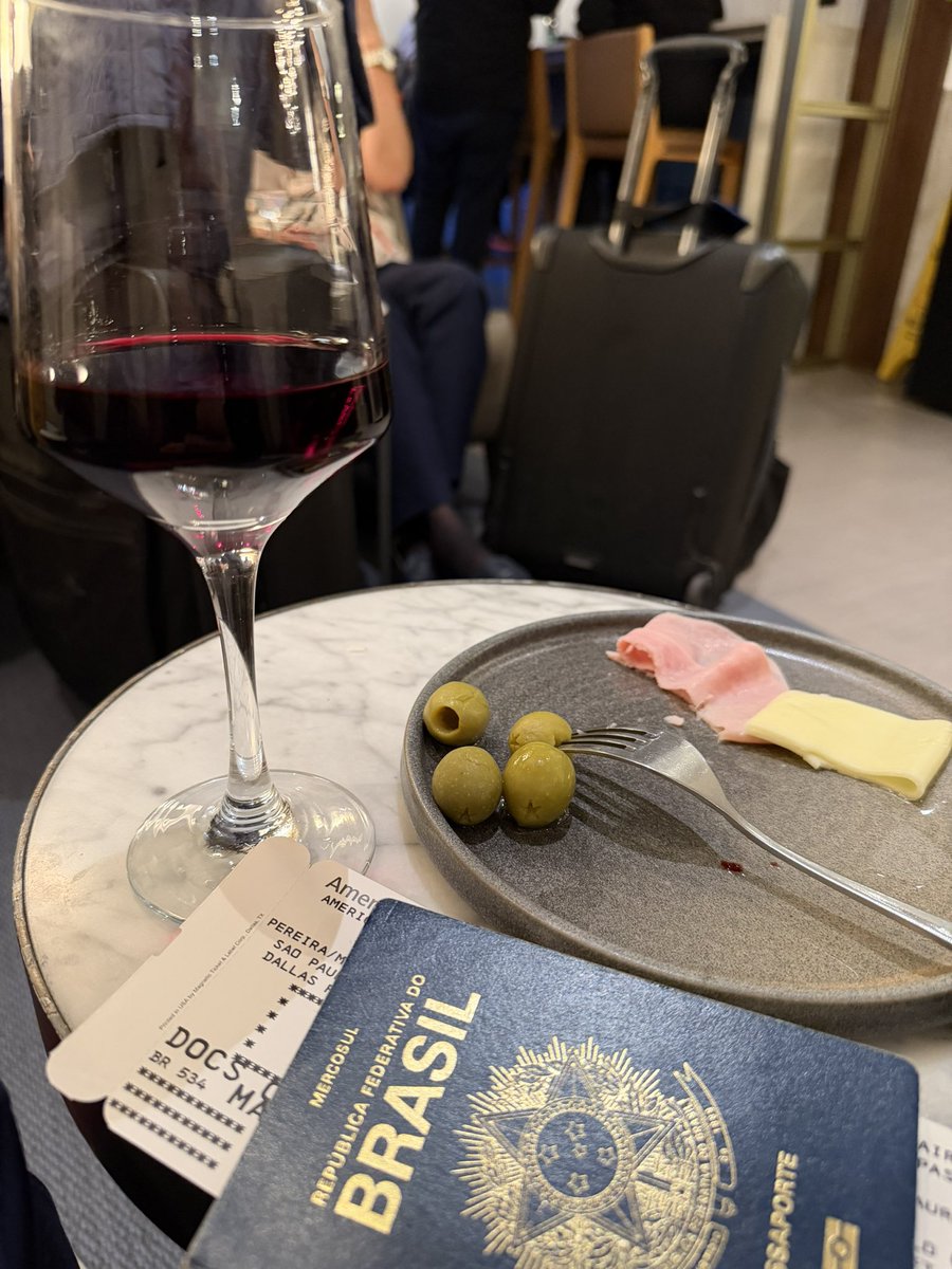 maurocezar's tweet photo. SP-Dallas✈️
Na hora da verdade, que tal acompanhar isso de perto, começando por nada menos que Espanha x Portugal nesta segunda-feira?!
Vamos juntos nessa, por aqui, nas demais redes sociais, no canal pelo @youtube , na @JovemPanEsporte ,  no @UOLEsporte , na @tvcultura , na @s1_live e no @Barbacast1