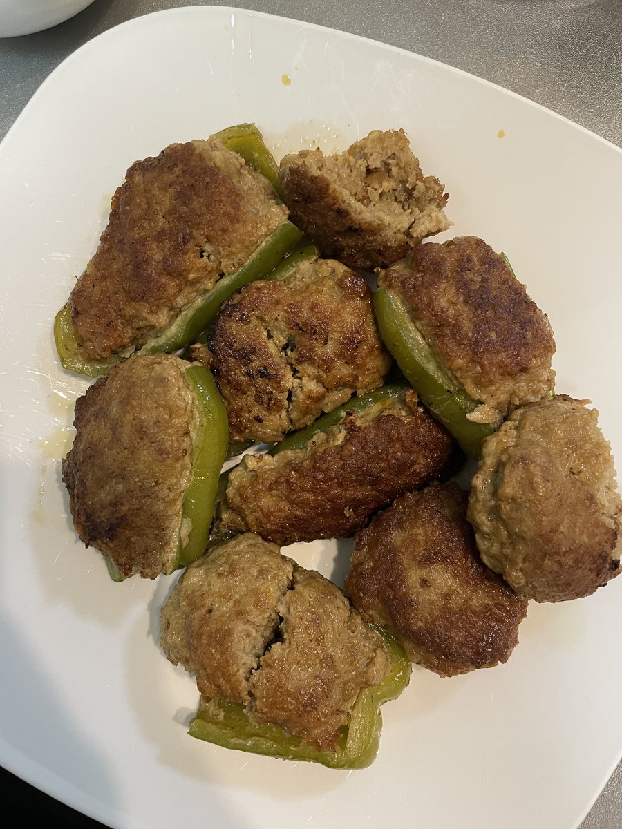 ragi_0n's tweet photo. 最近は肉詰め作ったりゲームの模様替えしたりデカプリン食べたり神社行ったりしてた https://t.co/hVO7W5MVMy