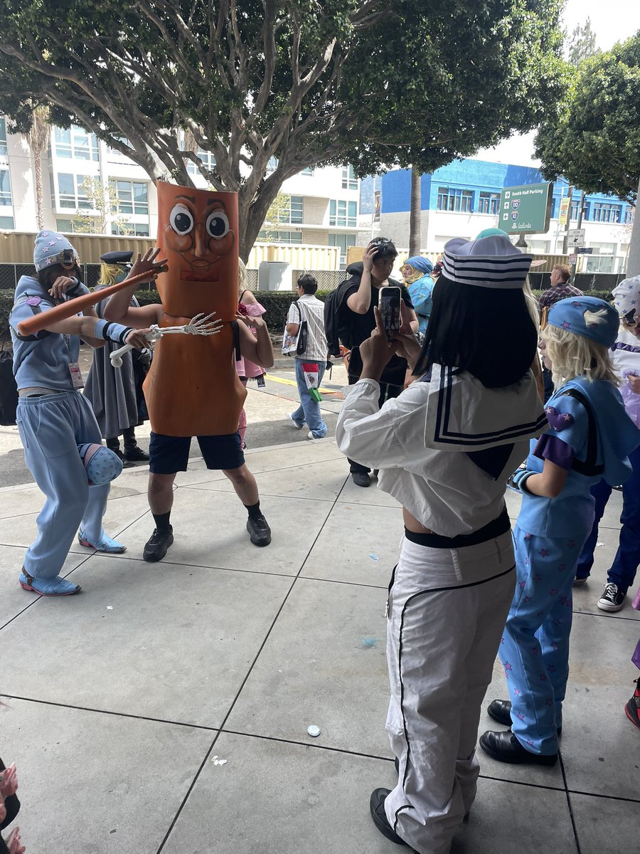 okaysammo's tweet photo. Tung Tung Tung Sahur is at the Jojos cosplay meetup apparently https://t.co/RECblAdYZI