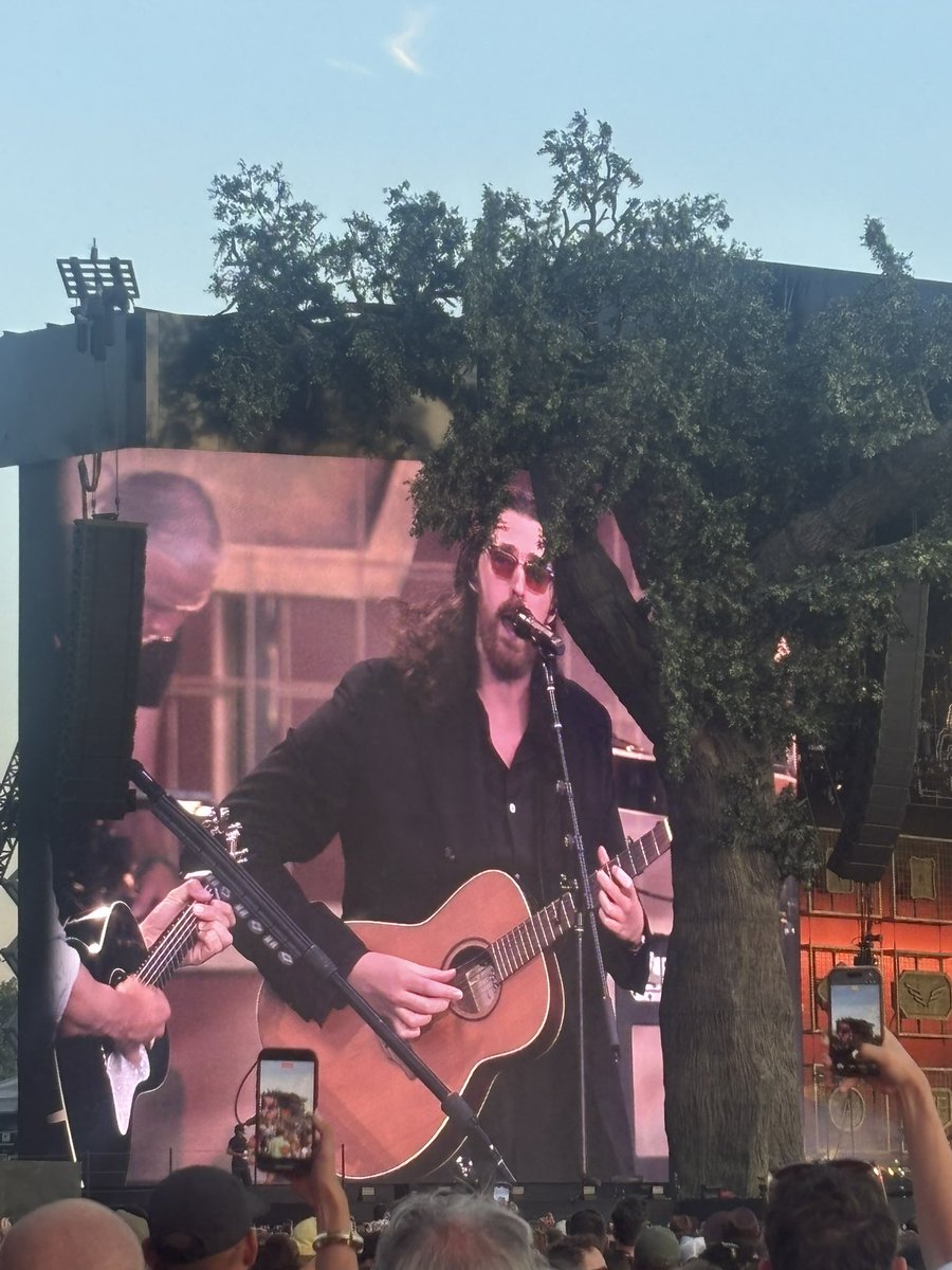 chloebro__'s tweet photo. Yaaaay Hozier at Mumford and Sons!! https://t.co/nLaiObGq5p