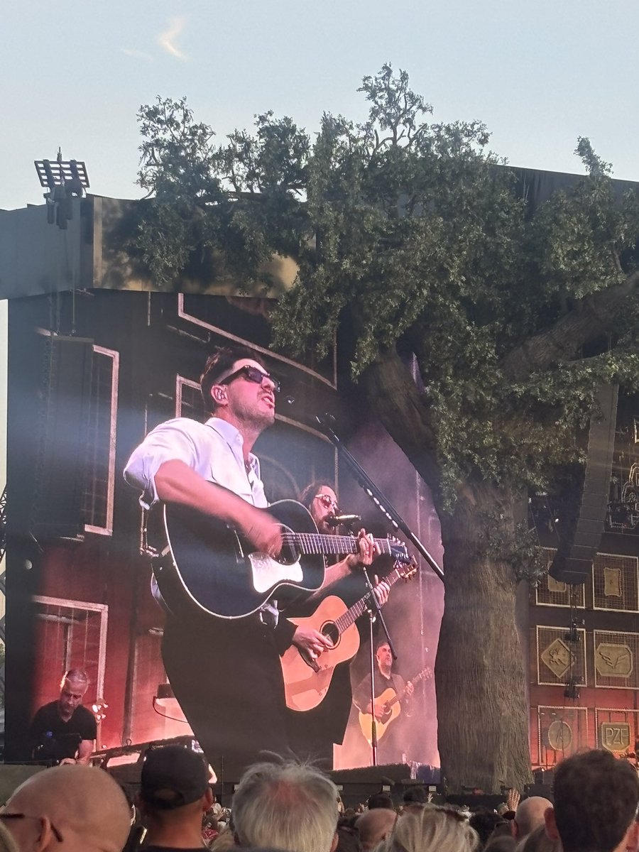 chloebro__'s tweet photo. Yaaaay Hozier at Mumford and Sons!! https://t.co/nLaiObGq5p
