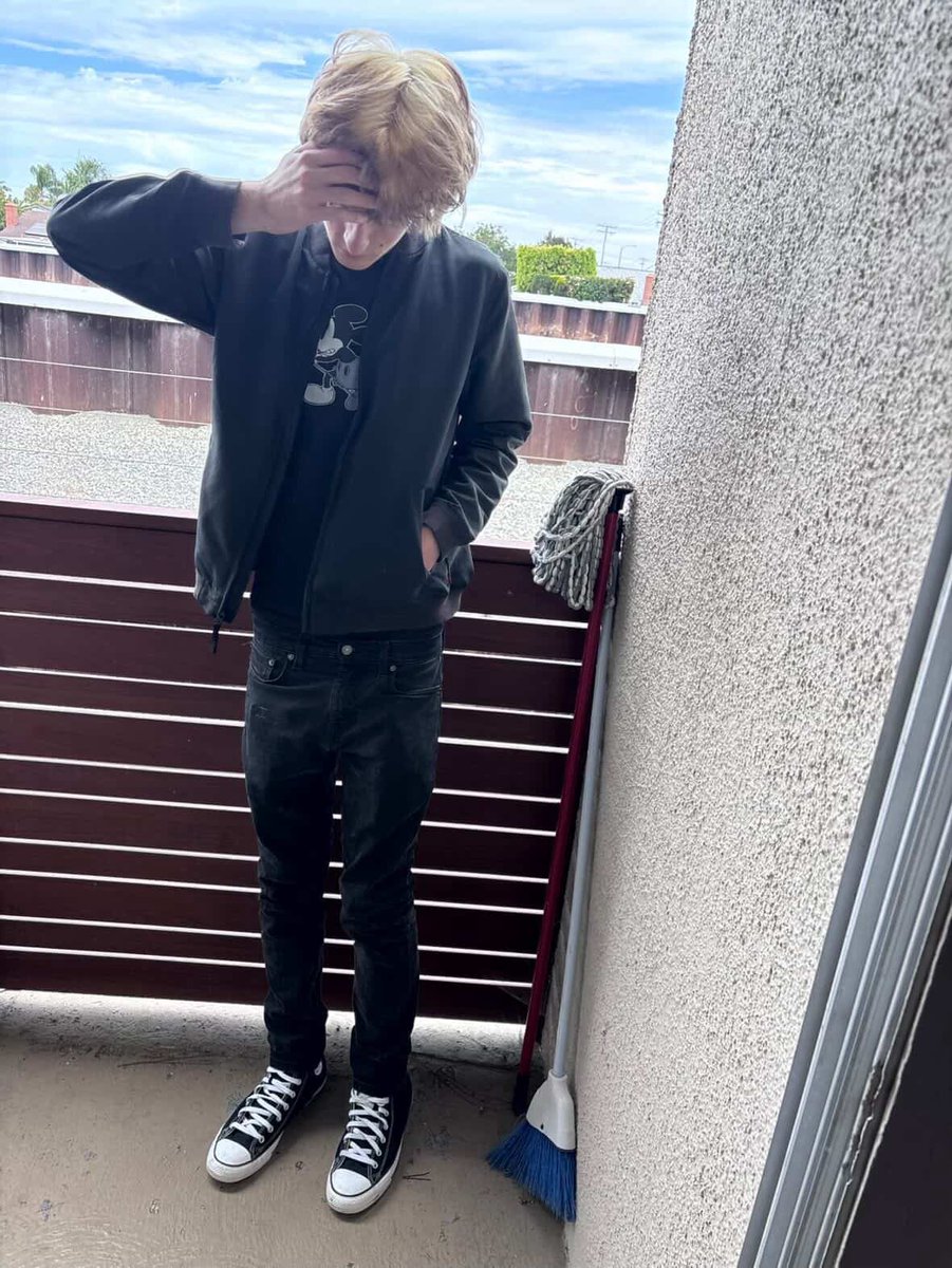 krisdieout's tweet photo. levi on levi https://t.co/TOfkz9RGq0
