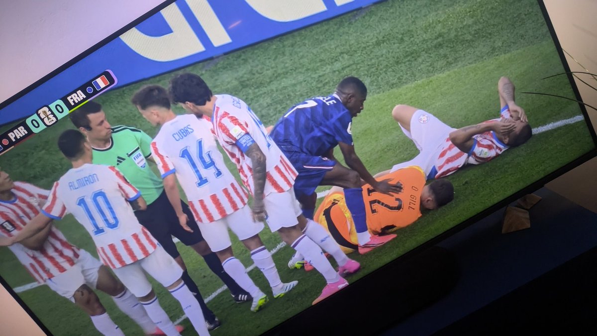 Toto13_31's tweet photo. Paraguayans are so pathetic #FRAPAR https://t.co/sQCYXHttrN