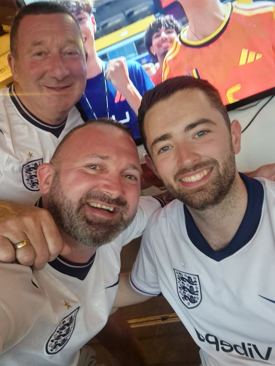 Byrney1985's tweet photo. @lukeh180 thanks for taking the time to have a picture with me and my Dad in Duquesa. Absolute gentleman all night speaking to fans and taking photos with anyone that asked. https://t.co/WOgoeBfwHB