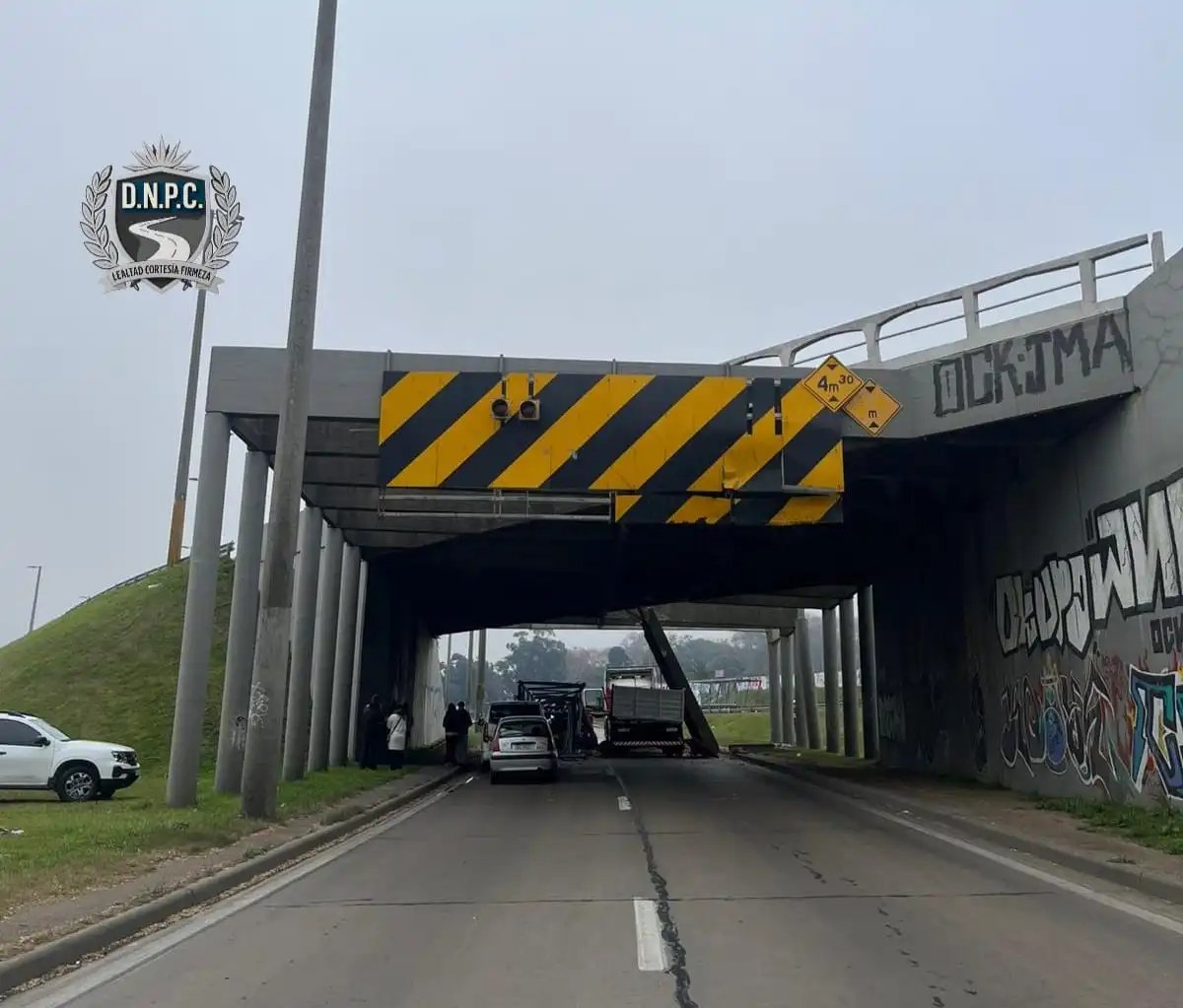 compota334's tweet photo. @chaotic_chancla @DaniloDear @poesitiador no critico a la IM solo sino tambien rutas nacionales. poner el cartel a CON LA MISMA ALTURA VARIOS METROS ANTES DEL PUENTE es sentido comun (aparte q deberís ser normativa nacional)
https://t.co/LHlUqhNxud https://t.co/Z7TcGR4rKA