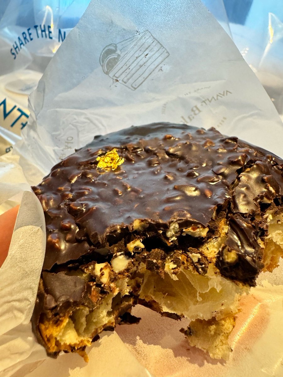 RobynGonza8aci's tweet photo. Just popped a warm, flaky croissant fresh from the corner bakery — butter oozing a little, perfect morning vibe. https://t.co/uALNU7g0Xt