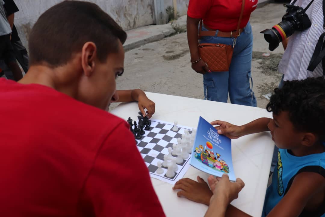 Minjus_Cuba's tweet photo. @MMarreroCruz @PartidoPCC @DiazCanelB Hoy prestamos servicios de  notaría, registros civiles, asesoramiento jurídico para personas en situación de vulnerabilidad con nuestra área de Defensoría, también aclaramos dudas sobre el tema de las drogas.

#PorCubaJuntosCreamos https://t.co/tUp0GskTEJ
