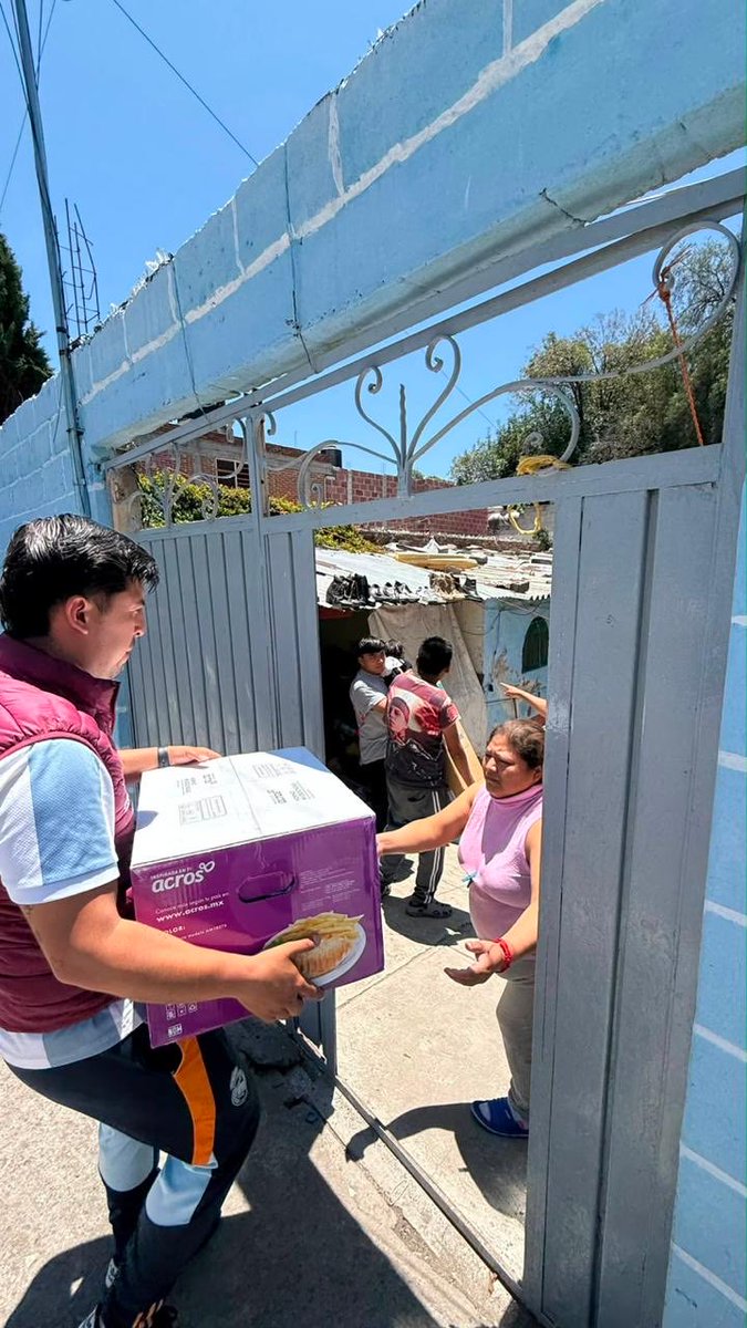 pepechedrauimx's tweet photo. Seguimos acompañando a las familias que resultaron afectadas por la lluvia atípica del pasado 28 de junio. 🌧️

Este día entregamos enseres domésticos a vecinas y vecinos de la colonia Adolfo López Mateos para apoyar la recuperación de sus hogares. 🏠 

Mantenemos coordinación permanente con la Federación y el Estado para recorrer las zonas afectadas, evaluar daños y llevar apoyos directos a quien más lo necesita.

Mi compromiso es estar cerca y responder con hechos cuando más se requiere. #PueblaCapital
