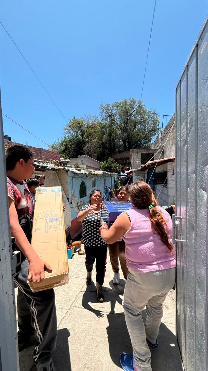 pepechedrauimx's tweet photo. Seguimos acompañando a las familias que resultaron afectadas por la lluvia atípica del pasado 28 de junio. 🌧️

Este día entregamos enseres domésticos a vecinas y vecinos de la colonia Adolfo López Mateos para apoyar la recuperación de sus hogares. 🏠 

Mantenemos coordinación permanente con la Federación y el Estado para recorrer las zonas afectadas, evaluar daños y llevar apoyos directos a quien más lo necesita.

Mi compromiso es estar cerca y responder con hechos cuando más se requiere. #PueblaCapital