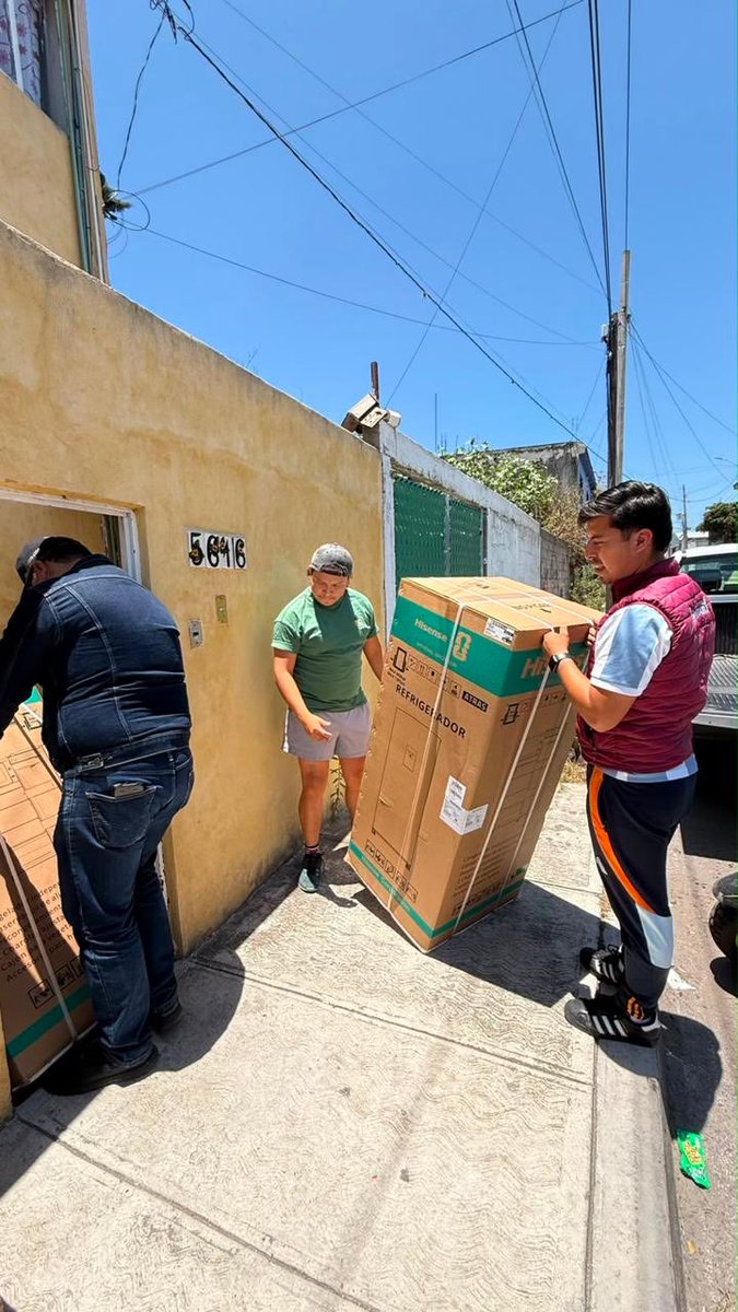 pepechedrauimx's tweet photo. Seguimos acompañando a las familias que resultaron afectadas por la lluvia atípica del pasado 28 de junio. 🌧️

Este día entregamos enseres domésticos a vecinas y vecinos de la colonia Adolfo López Mateos para apoyar la recuperación de sus hogares. 🏠 

Mantenemos coordinación permanente con la Federación y el Estado para recorrer las zonas afectadas, evaluar daños y llevar apoyos directos a quien más lo necesita.

Mi compromiso es estar cerca y responder con hechos cuando más se requiere. #PueblaCapital