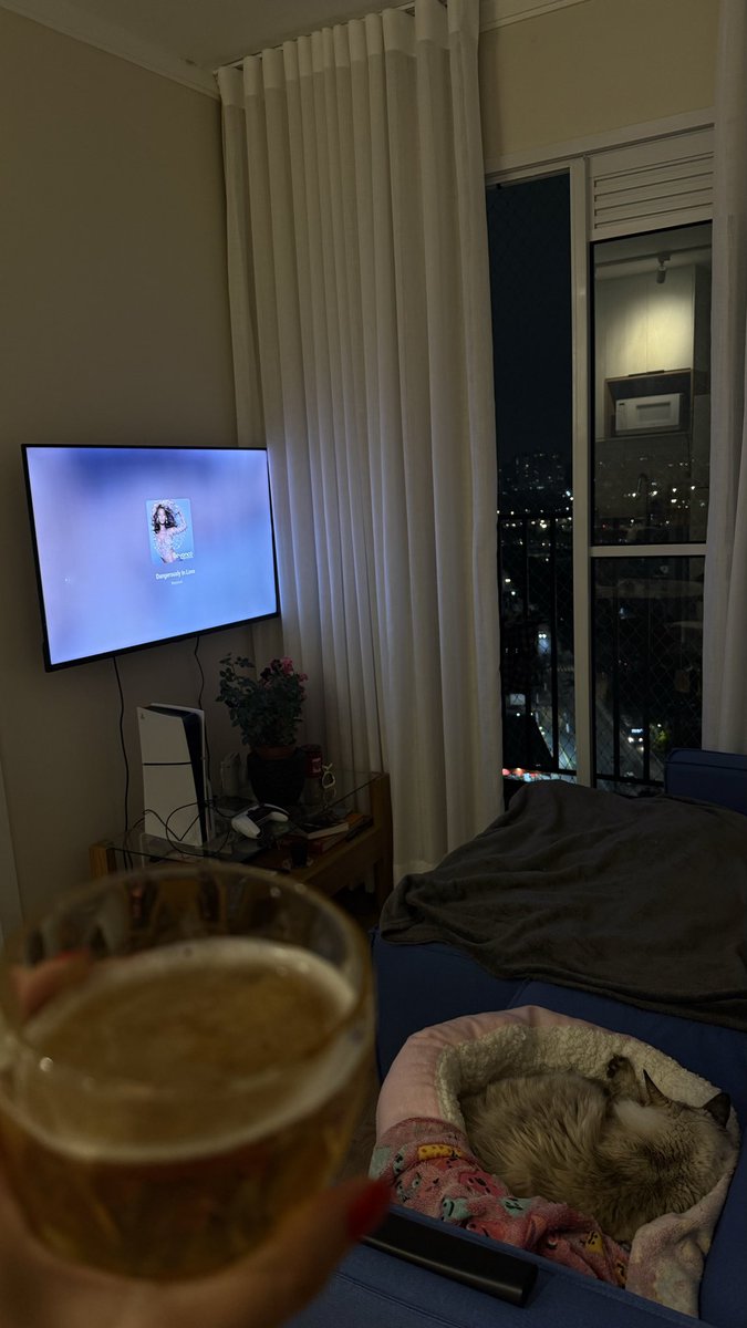 camistuiter's tweet photo. se eu puder dar uma dica pra qualquer mulher: estudem e sejam independentes, sábado a noite eu no meu ape tomando minha cervejinha, com a casa limpa, 15 graus, fazendo sopa!!! pqp NÃO TEM PREÇO o quão feliz eu sou por ter me esforçado tanto https://t.co/Vz0IaZA9gZ