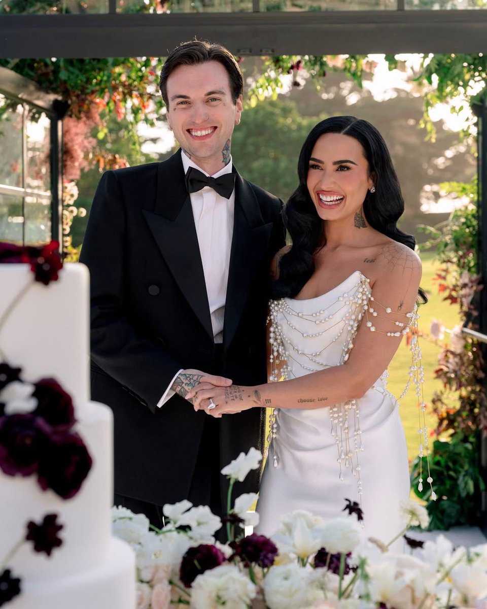 joaotivation's tweet photo. agora um casamento de verdade https://t.co/AkowEc9AFD