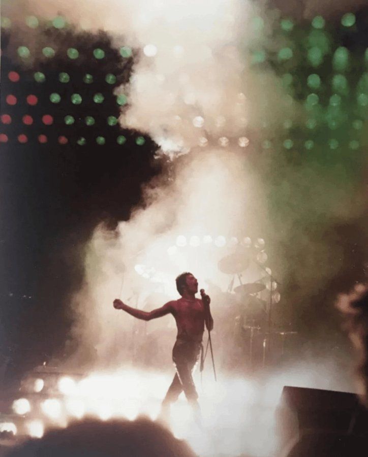 fasc1nate's tweet photo. Photo taken by a 16-year-old girl who snuck a camera into a Queen concert in 1978.

The coolest photos ever taken: https://t.co/Pgcn2bknZu https://t.co/ssN3IRn7w5
