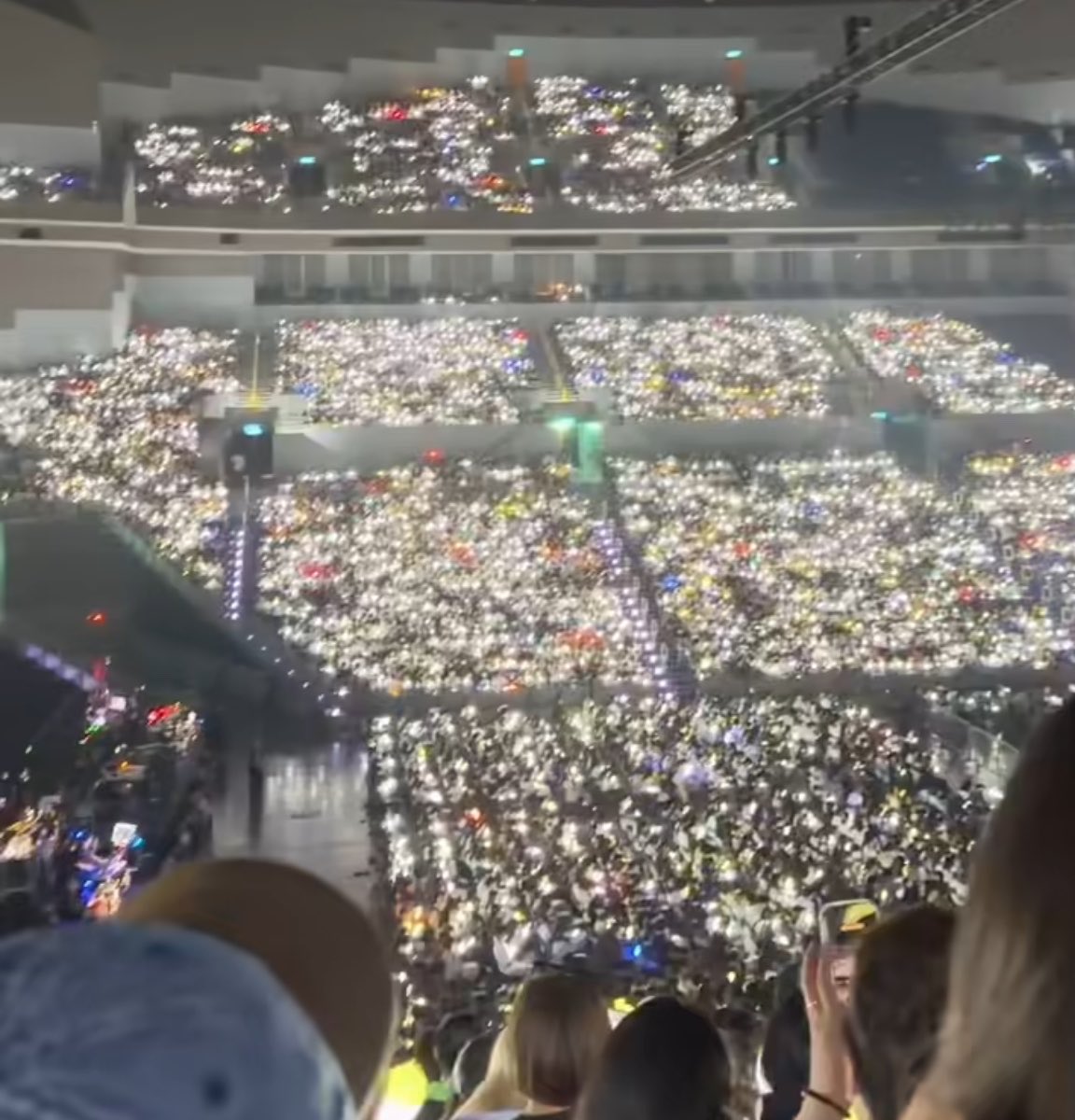 silbi_babe's tweet photo. Mamamoo lightstick is more shiny then my country future 😂😂 even venue didn’t spend too much electricity today bc moobongs were to bright 😂 https://t.co/edC02OTtrg