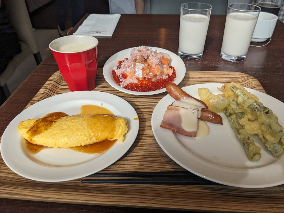 TanakaCharlie's tweet photo. ここの朝食もすごいな https://t.co/HXsgZzx1sU