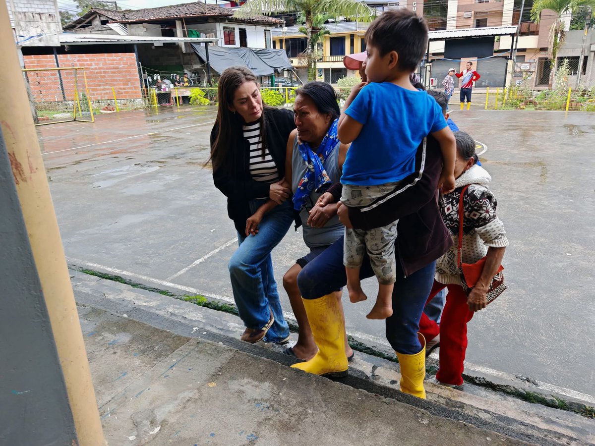 Adnecuadorok's tweet photo. ZAMORA CHINCHIPE NO ESTÁ SOLA 🚨
Por disposición del presidente @danielnoboaok , el Gobierno Nacional mantiene activada la respuesta frente a la emergencia en Cantzama, Guadalupe.

Hay equipos en territorio, búsqueda y rescate, atención médica, maquinaria y coordinación con el COE Provincial para proteger vidas y atender a las familias afectadas.

Desde ADN7 reconocemos a nuestra asambleísta @EsperanzaRogel_ , quien acompaña a Zamora Chinchipe en una hora dura para su provincia.

A Guadalupe, Cantzama y todo Zamora Chinchipe: el país está con ustedes.

Zamora resiste.
El Gobierno responde.
El Ecuador acompaña.