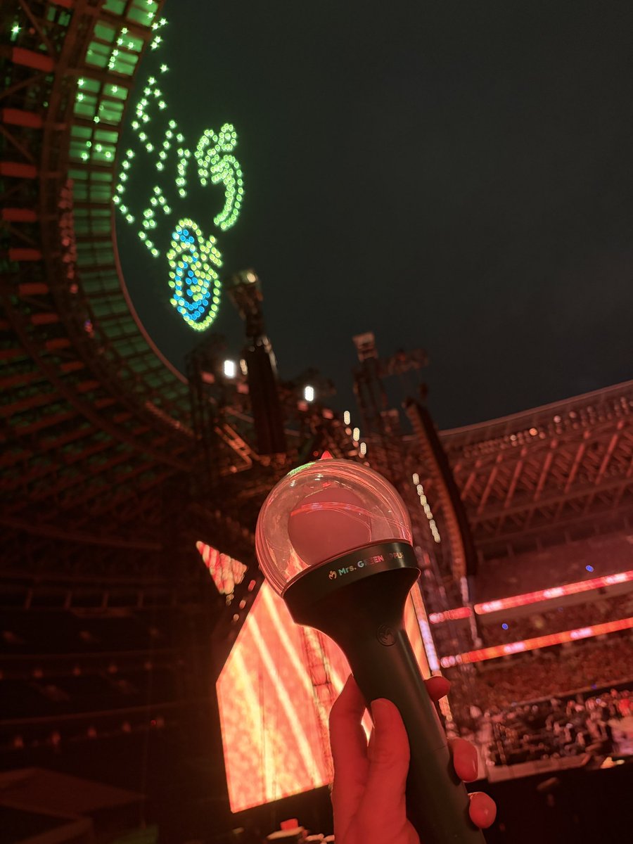 chopperman0210's tweet photo. 最速先行から全落ちで、
トレードも成立せず、
ああ私にはご縁が無かったんやなぁと諦めかけた最後の最後に。
逆転サヨナラ満塁ホームラン‼️
友達が機材解放席の先着当ててくれました😭
全身にミセスを浴びてきたよ✨
最高の時間をありがとうございました！
#ゼンジン未到とイミュータブル https://t.co/pAQHKCVBuM