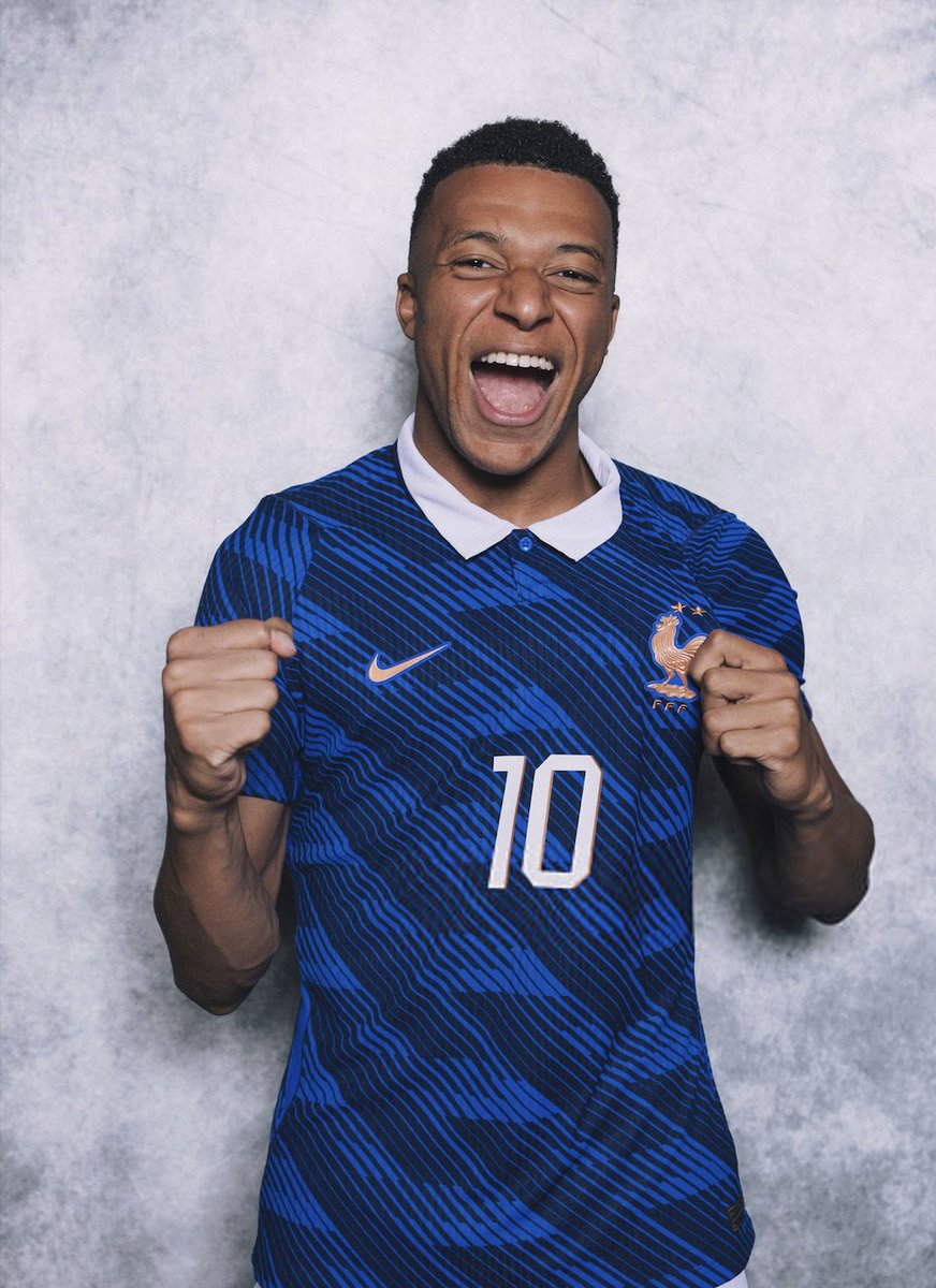 TouchlineX's tweet photo. 🚨 𝗕𝗥𝗘𝗔𝗞𝗜𝗡𝗚: Kylian Mbappé joins Lionel Messi as 2026 World Cup topscorer with 7 goals! 🇫🇷💫 https://t.co/hsszBjbn2L