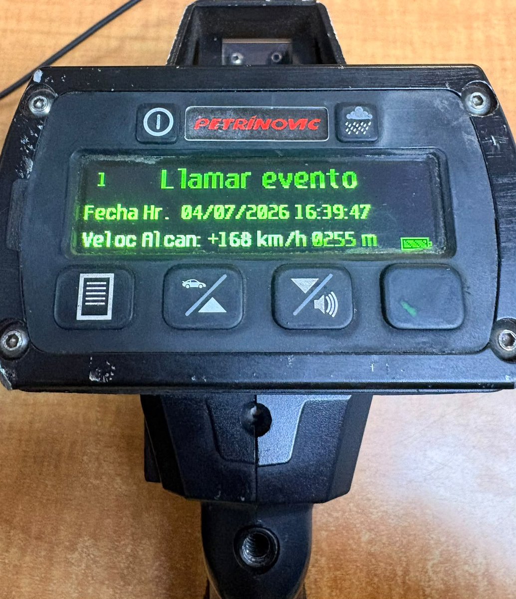 CarabTransito's tweet photo. 📍🚨 #Vitacura: Carabineros de la 32ª Comisaría detuvo a un conductor de un automóvil, por conducción temeraria, tras ser sorprendido circulando a 168 km/h en una zona de 100 km/h, poniendo en grave riesgo su integridad y la de los demás usuarios de las vías.  #CaminoAlCentenario https://t.co/ZjweP7cKWG