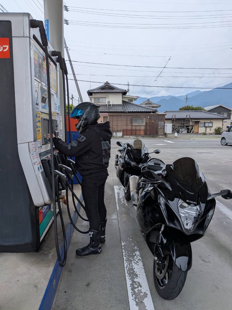 LilDekka's tweet photo. 本日納車でした㊗️

2人とも付き合ってくれてありがと🫡
#gsx1300r #hayabusa #ハヤブサ #zx12r #zx14r https://t.co/3yKoQWR0mu