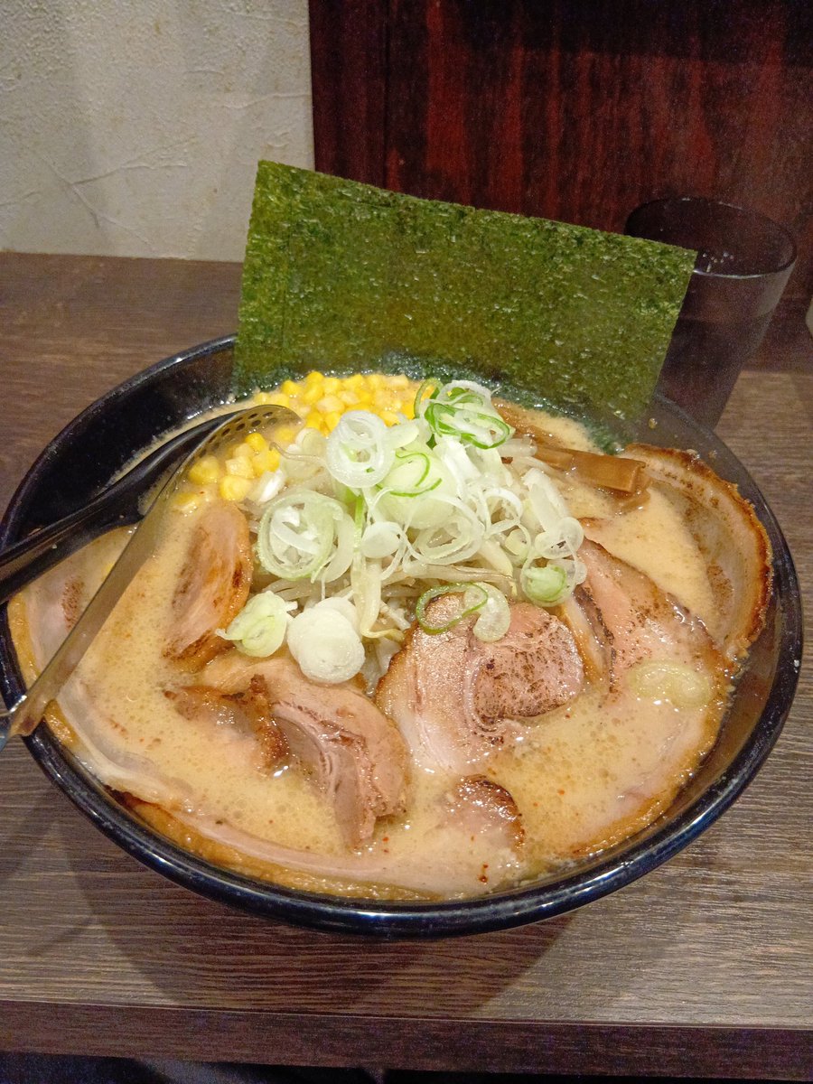 bueru's tweet photo. 札幌ラーメン左馬さんで   朝ラー。なんとなくマイルールで月初めに食べてる特製味噌ラーメンです。やっぱりこの一杯が左馬さんって感じで最高です。炙りチャーシューうめー！ https://t.co/giKF0NmdYu