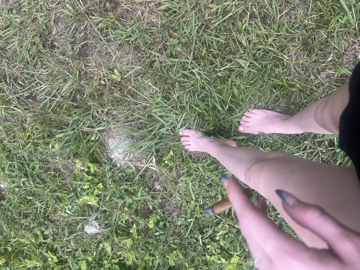 GodessJade2006's tweet photo. I don’t need shoes to go smoke😂

#sellingcontent https://t.co/5OfPPBocs5