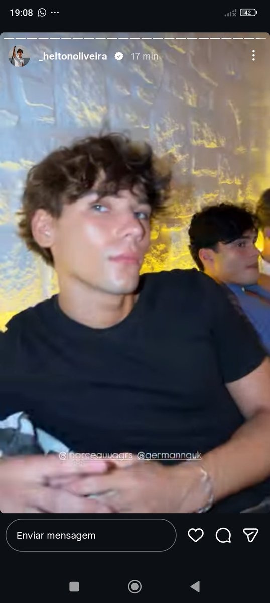 Bilubilubi13794's tweet photo. Olha como eunivan fica olhando para Luan ao lado do caio, o veneno escorre. Inveja é o nome. Tudo por querer o Luan para ele, como sempre quis. Luan olha de volta, mas parece que não troca muito o olhar com ele. Mas sabemos que ambos conversaram muito e passeiam juntos tbm!! Mas o ódio pelo caio é de longe notável!