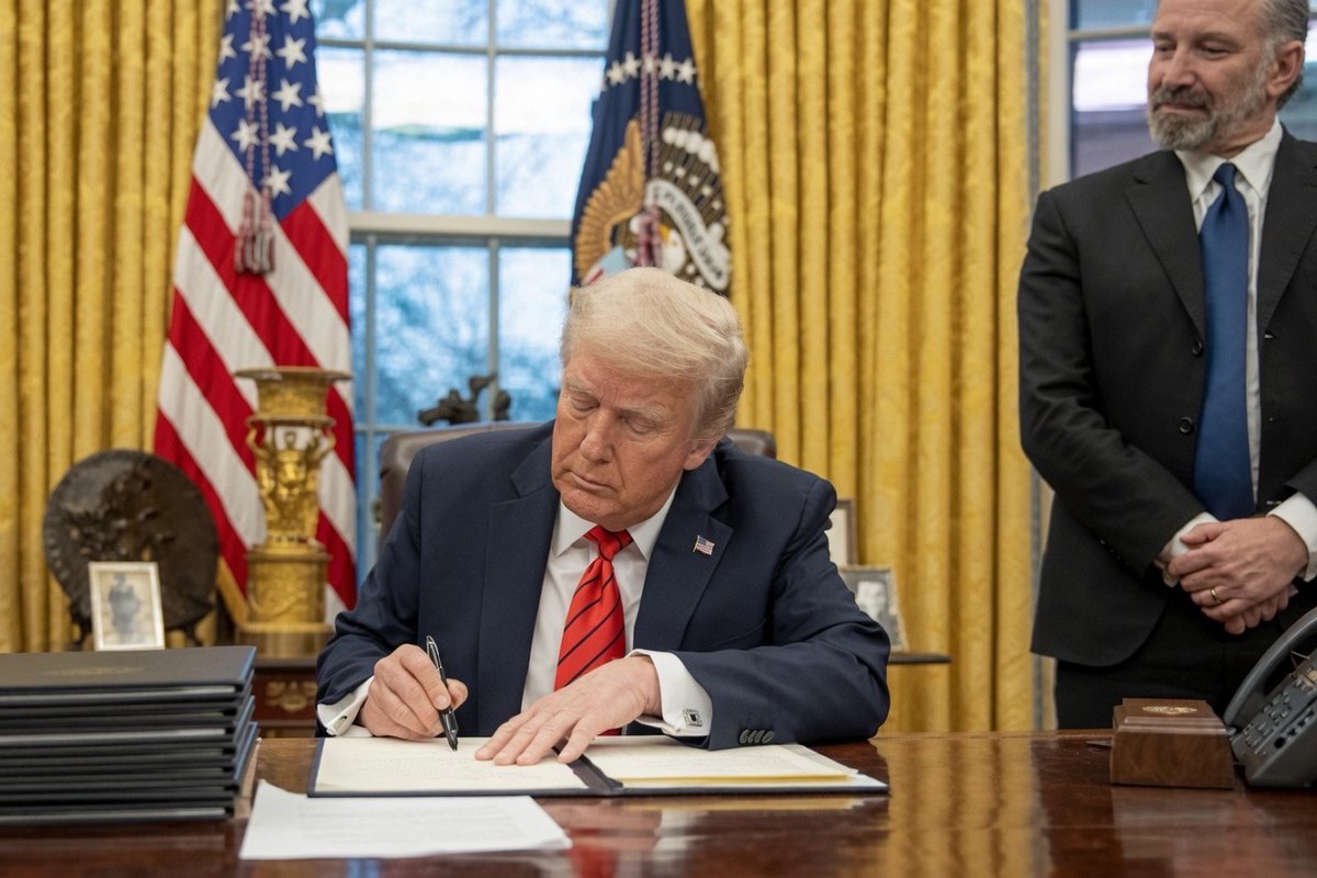 cryptogoos's tweet photo. 🇺🇸 SENATOR LUMMIS ON THE CLARITY ACT:

"The next step is clear: get the crypto bill through congress and onto the President's desk." https://t.co/ZG815fzLN2